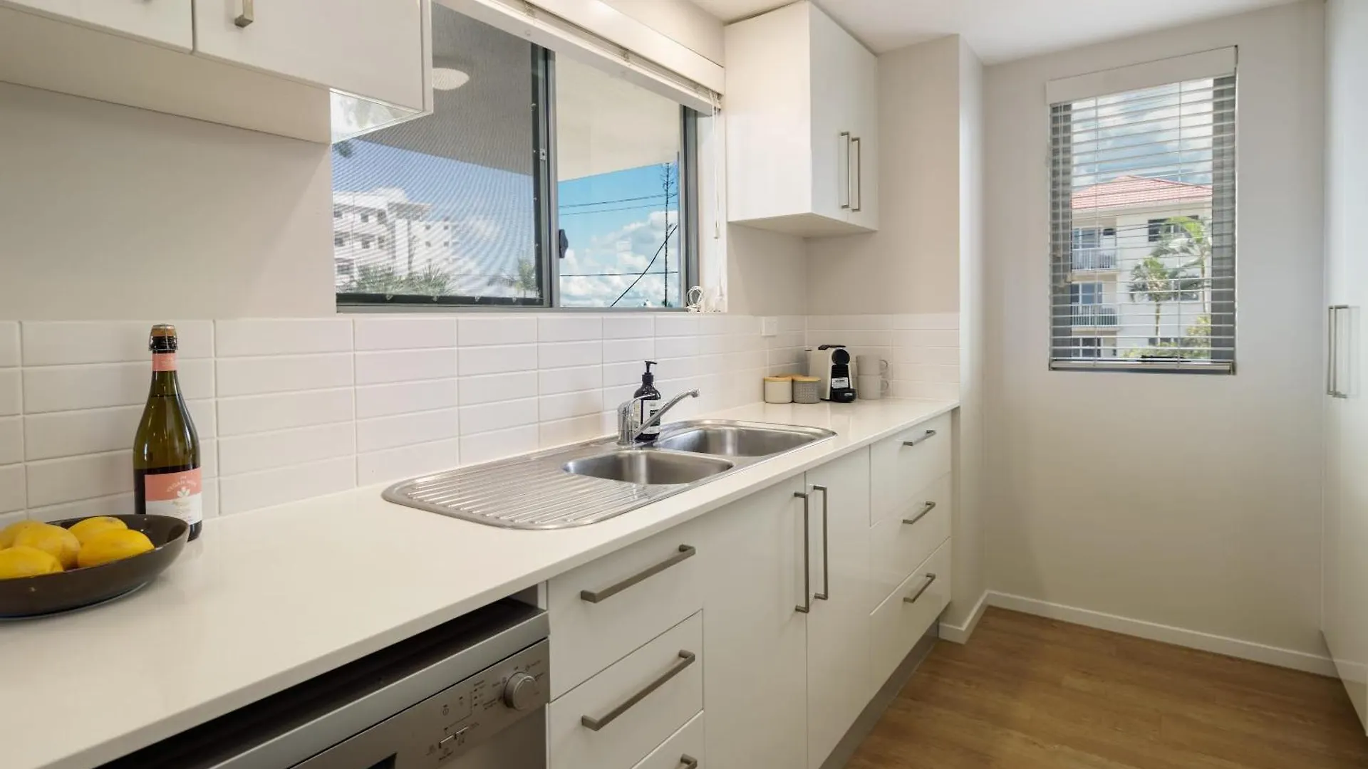 Ocean Breeze Retreat: Kings Coastal Apartment 칼론드라