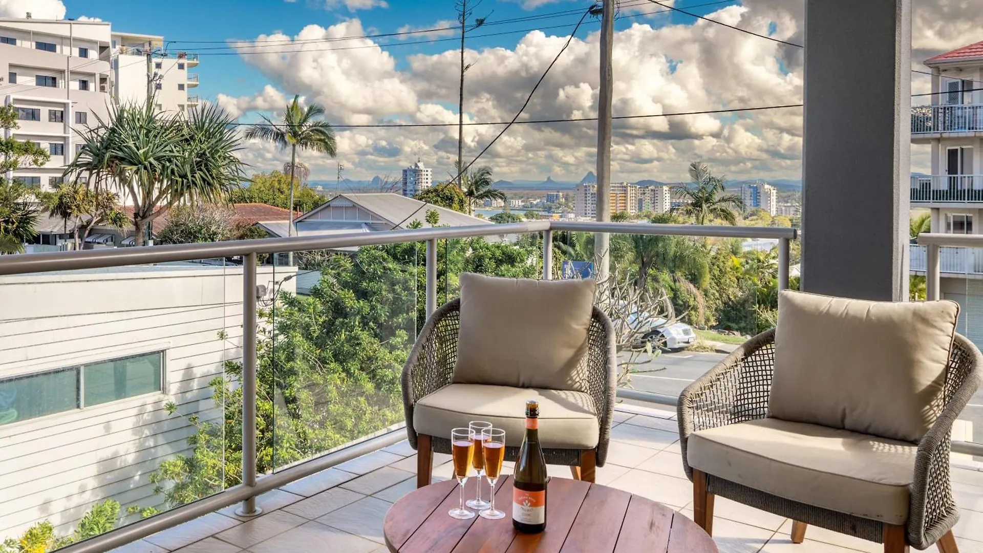 Ocean Breeze Retreat: Kings Coastal Apartment 칼론드라